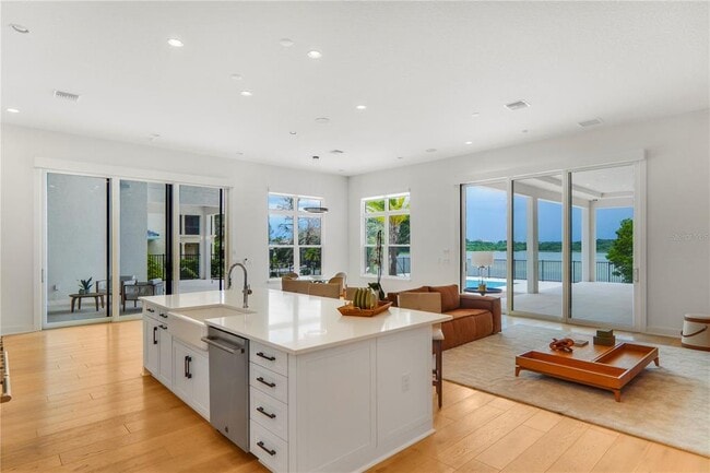 Building Photo - 15023 Pendio Dr