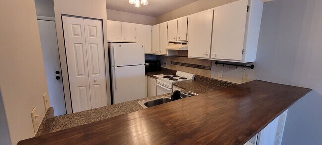 Building Photo - 523 Meadowview Dr