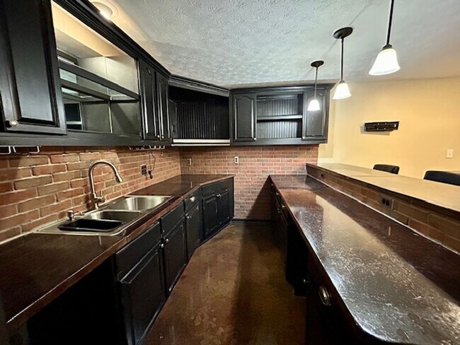 Building Photo - Beautiful 2 Story, 4 Bedroom, with a Full ...