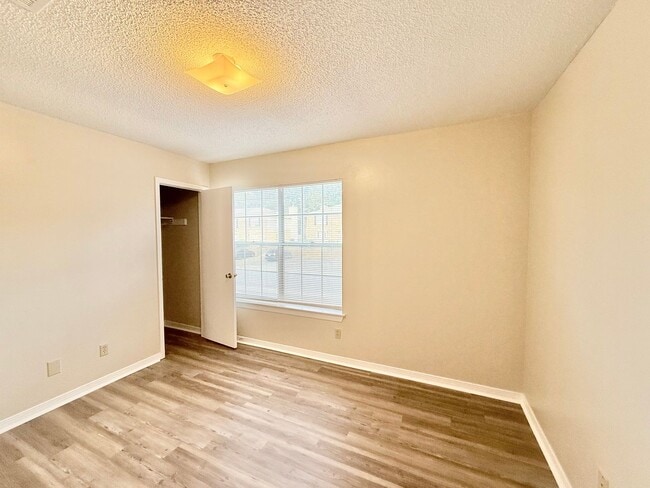 Building Photo - Spacious 2-Bedroom Townhome - Fenced Backyard