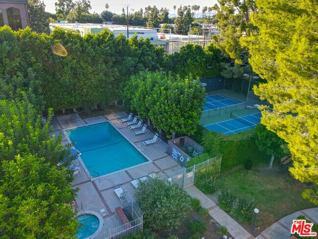 Building Photo - 15233 Magnolia Blvd