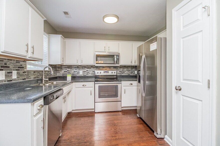 Building Photo - 636 Zellwood Dr