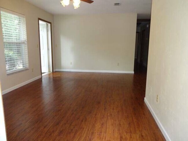 Building Photo - Flying Start Properties -1102 SW 6th St