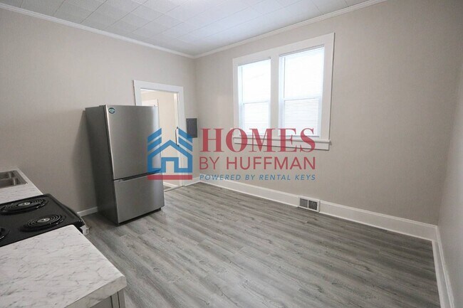 Building Photo - Two Bedroom House