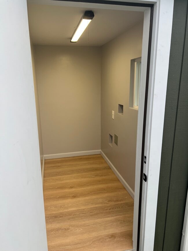 Building Photo - 4862 N Mangrove Ave