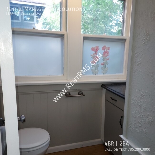 Building Photo - **MOVE-IN SPECIALS**1188 SW College Ave - ...