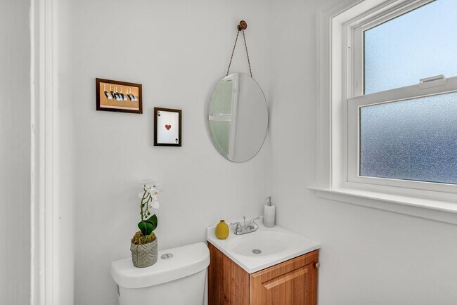 Building Photo - Charming Updated Oakland Home for Lease