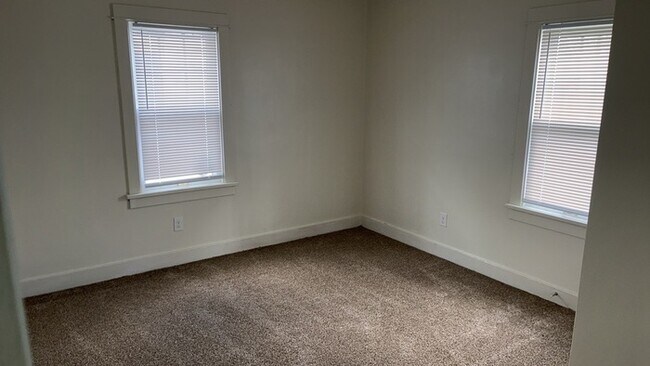 Building Photo - 32 Stafford Ave