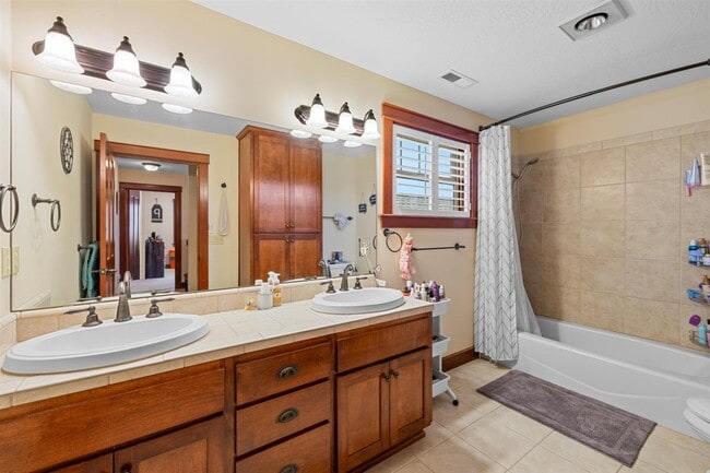 Building Photo - 69 Greenmoor Dr