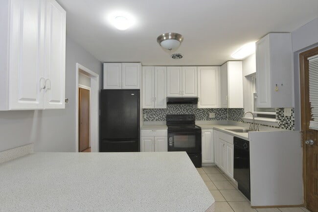 Building Photo - 4914 Louise St