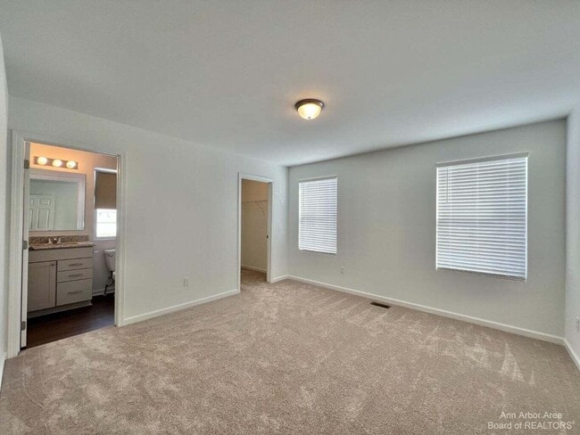 Building Photo - 10284 Swan Lake Cir