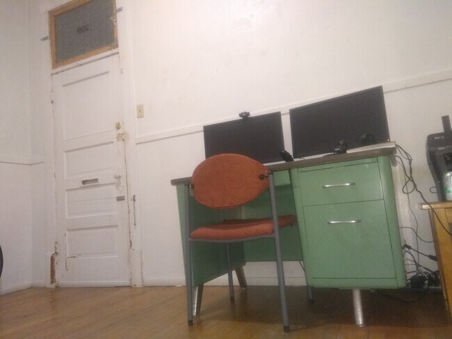 Building Photo - 132 S College Ave