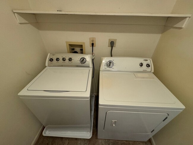 Building Photo - Stunning 2 Bed 2.5 Bath Interior Townhome In Newgate Community