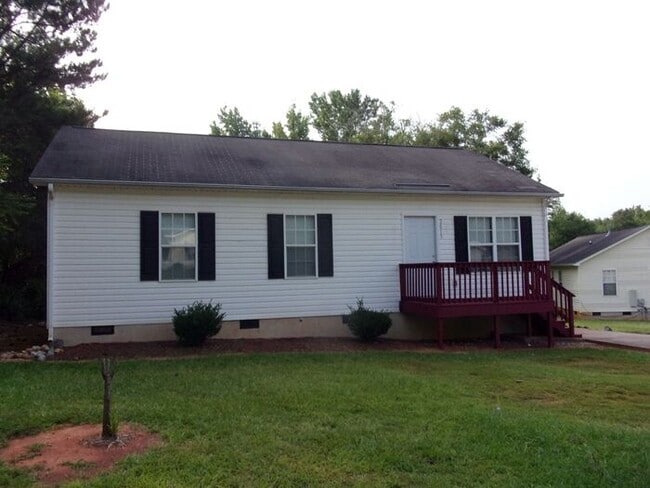 Building Photo - 3 Bedroom 1 Bath Home Recently Updated