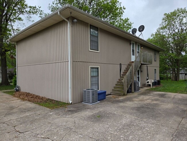 Building Photo - Updated 2 Bedroom / 1 Bathroom in Lee's Summit!!