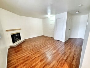Building Photo - Perfect 3 bed 2 bath with gas Fireplace