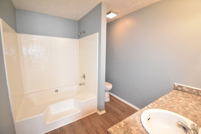 Building Photo - Coming Soon! 2 Bedroom and 2 Bath Condo (No Pets)