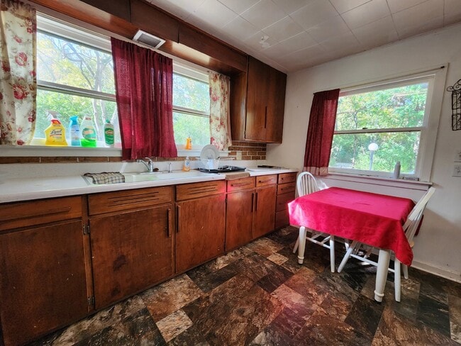 Building Photo - Furnished Cottage - short term through May...