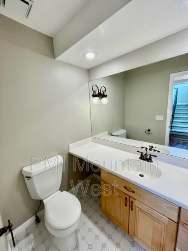 Building Photo - 499 N 200 W