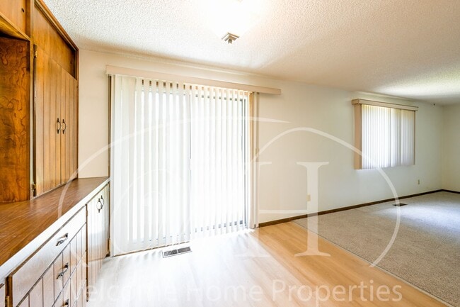 Building Photo - Great 2 Bedroom Condo with Storage and Out...
