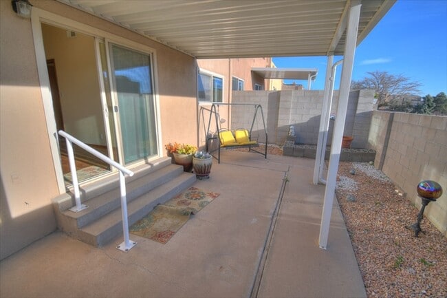 Building Photo - NE Heights Town Home