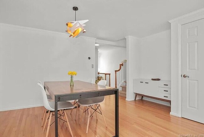 Building Photo - 102 Forest St