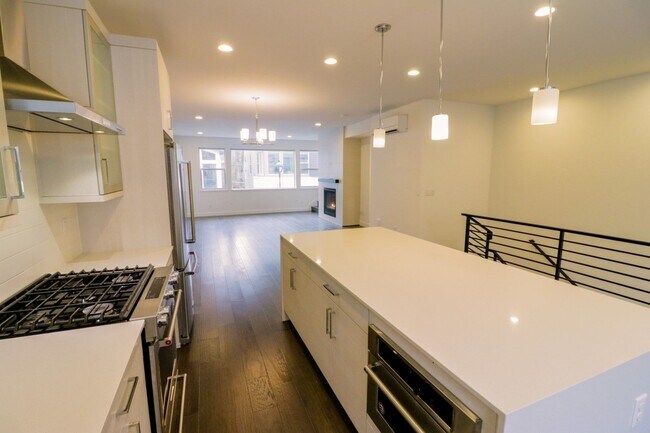 Building Photo - 4bd/3ba Newcastle House