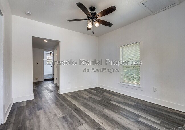 Building Photo - 611 Rochambeau St