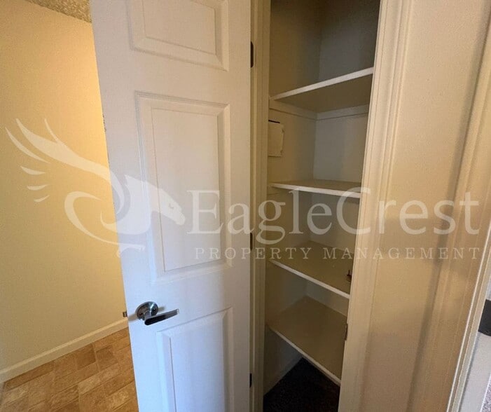 Building Photo - Two Bedroom Upstairs Unit in The Vineyards