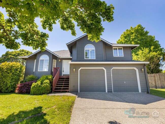 Primary Photo - Stunning 3 bedroom 2.5 bathroom Home