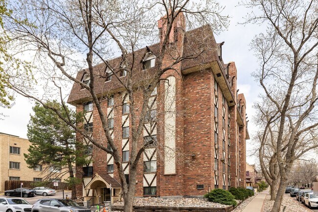 Building Photo - Top-Floor 2BA, 1BA Cap Hill Condo with Par...