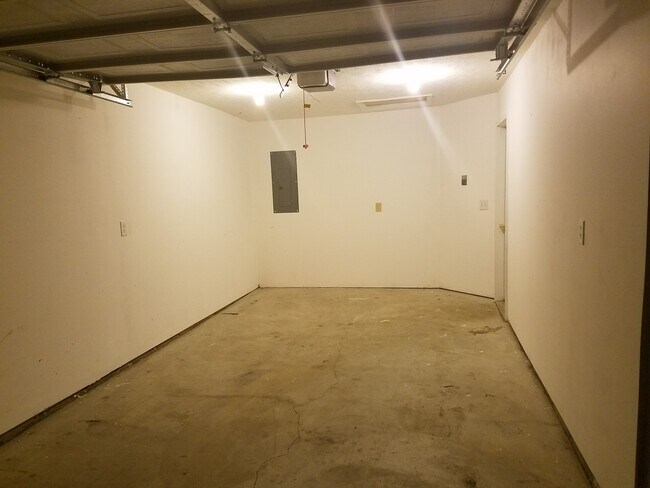 Building Photo - 401 Cricket Ln
