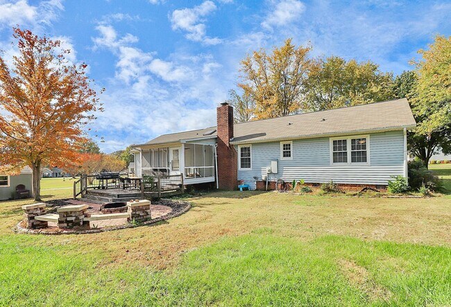 Building Photo - 4227 Deerfield Dr