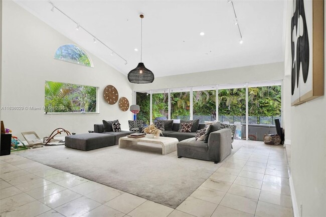 Building Photo - 5555 La Gorce Dr