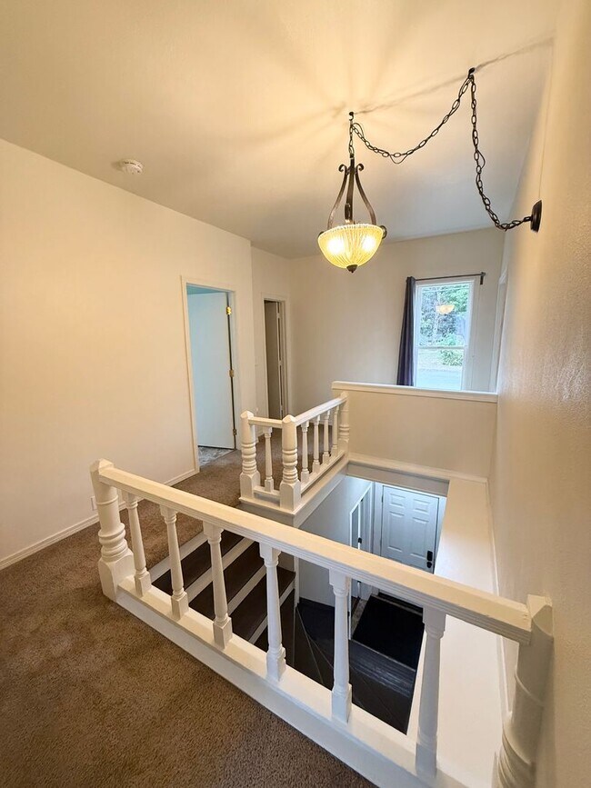 Building Photo - Spacious 4-Bedroom Cle Elum Home with Air ...