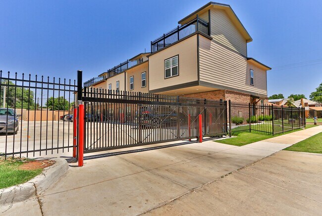 Building Photo - 3 Bed 3 Bath with rooftop Deck!