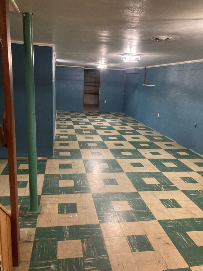 Building Photo - 2401 Bristol Rd