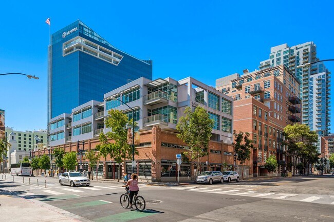 Building Photo - Modern East Village Loft at M2i, Small Pet OK! Available Now!