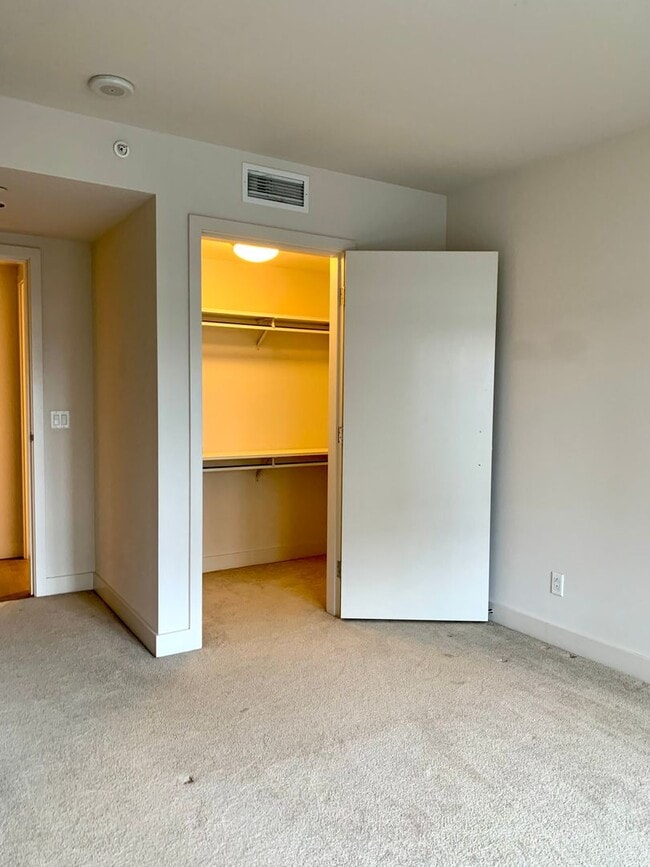 Building Photo - Insignia Condominium ~ Belltown/South Lake...