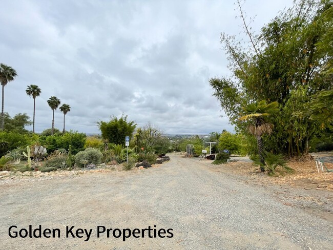 Building Photo - Charming farmhouse available in rural Vist...