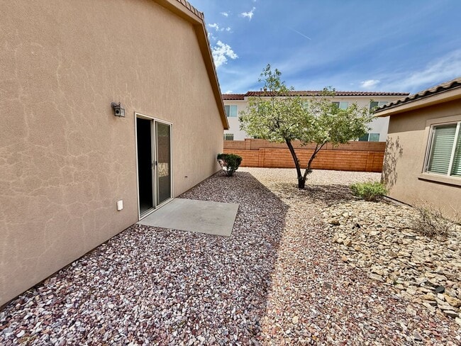 Building Photo - Spacious & Sunny Home in Quiet Hurricane N...