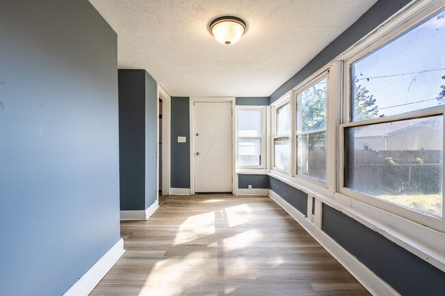 Building Photo - Spacious 2 bedroom/1 bathroom House in Cou...