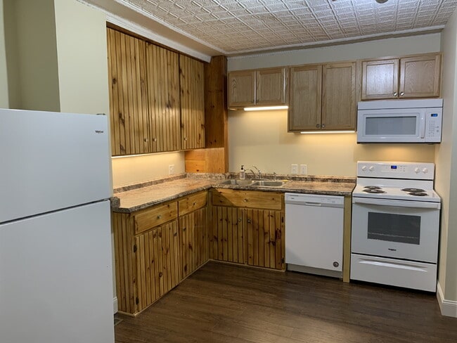 Building Photo - 1ST FLOOR!  3-bedroom unit located on a quiet dead-end street!