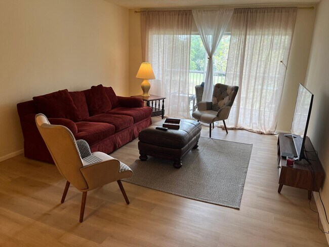 Building Photo - 3150 N Palm Aire Dr