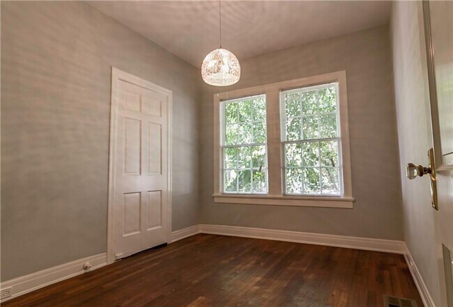 Building Photo - 1918 Robbins Pl