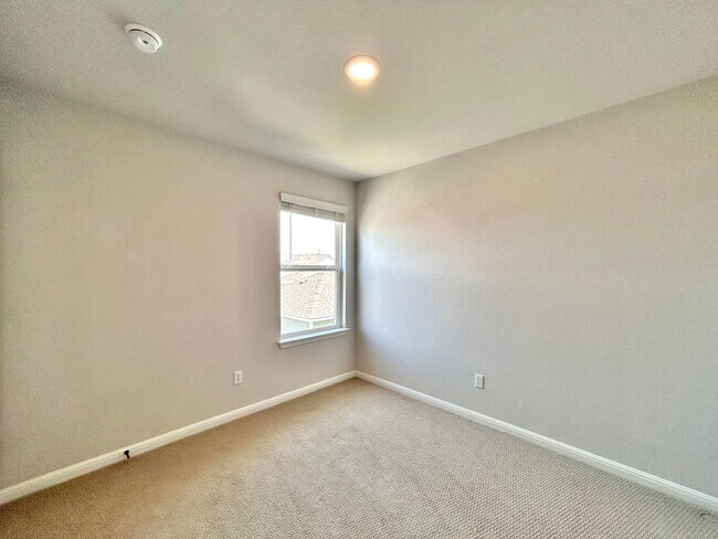 Building Photo - Spacious 3/BR 2.5/BA Home with Modern Fini...