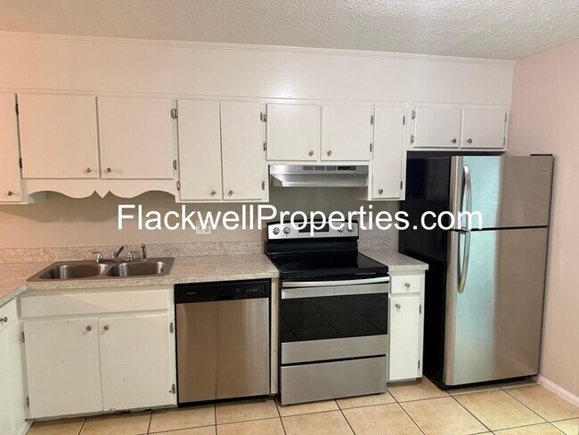 Building Photo - Clean and well maintained Townhome convenient to everything.