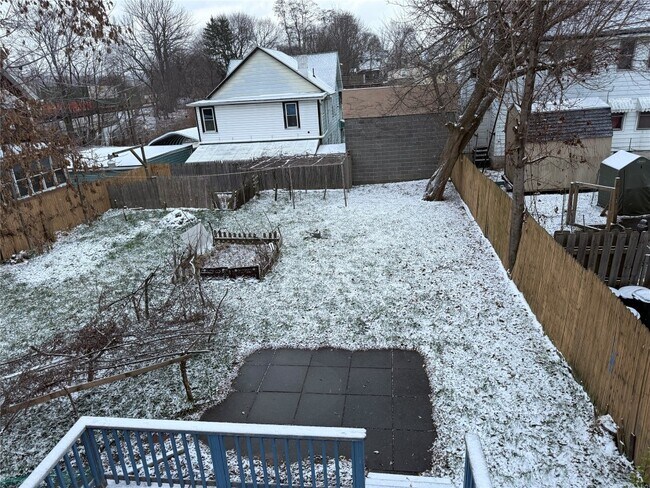 Building Photo - 198 Chapin St