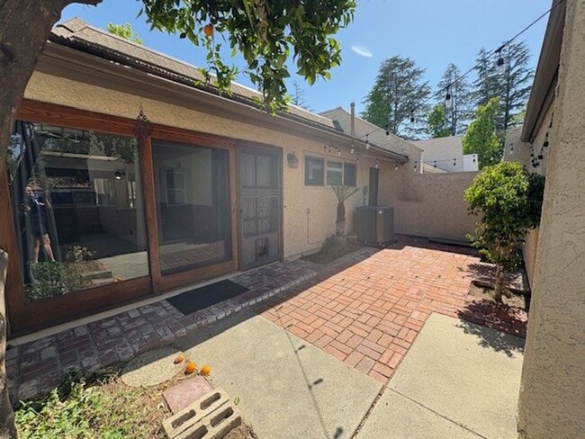 Building Photo - Tranquil Single-Story Townhome in Northshore