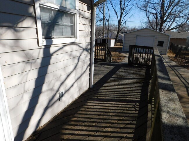 Building Photo - Spacious 3 Bedroom 2 bath Home in El Dorad...